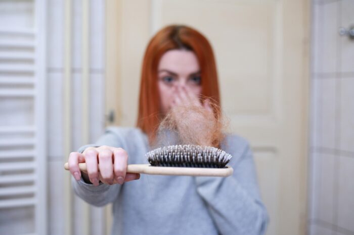Rambut Rontok Parah Tanda Sakit Apa? Ini yang Harus Dilakukan