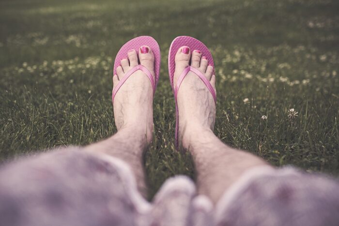 Cara Menangani Kuku Kaki Menghitam, Apa Penyebabnya? 